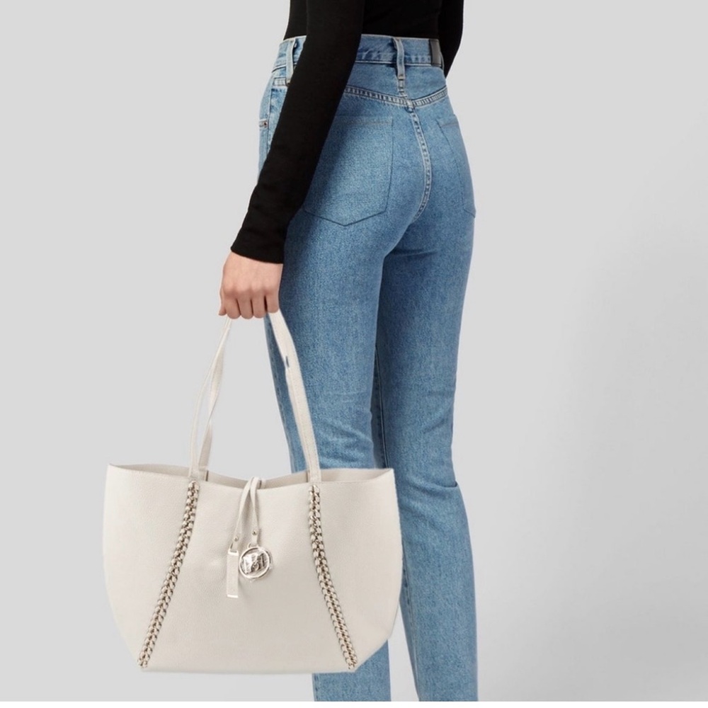 Badgley Mischka Off White Leather Shoulder Bag with Gold Chain Detail and Charm - Picture 2 of 7